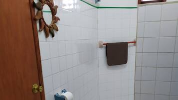 Deluxe Room, City View | Bathroom | Shower, free toiletries, hair dryer, towels
