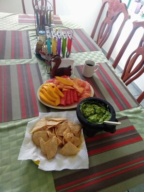 朝食 (フル ブレックファスト)、毎日提供 (無料)