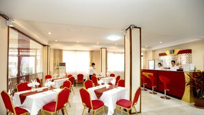 Breakfast, lunch and dinner served - Eden Palace Hotel (Yangon)