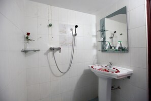 Bathroom - Eden Palace Hotel (Yangon)