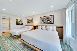 Cortinas blackout, tabla de planchar con plancha y ropa de cama 