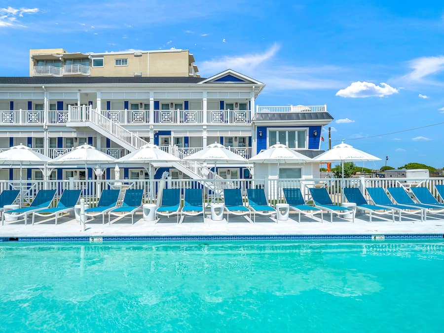 Outdoor pool, pool loungers