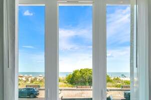 Cortinas blackout, tabla de planchar con plancha y ropa de cama 