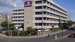 Useita kerroksia sisältävä rakennus, jonka julkisivussa on suuri, näkyvä Premier Inn -kyltti.