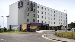 A Premier Inn hotel with a modern design, featuring a large entrance and a parking area. - Premier Inn Aberdeen Airport - Dyce (Aberdeen)