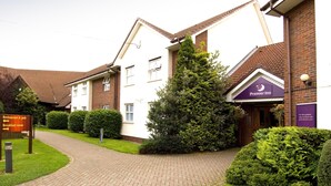 Ein Hotel mit Schildern, die ein Restaurant, eine Kneipe, einen Frühstücksraum und ein Premier Inn zeigen.