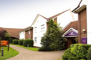 Un hotel con un letrero que indica restaurante y pub, un comedor y el rótulo de Premier Inn.