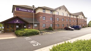 Hotellissa on selkeästi näkyvä «Premier Inn» -kyltti, merkityt parkkipaikat ja rakennuksessa on useita ikkunoita sekä tiiliverhous.