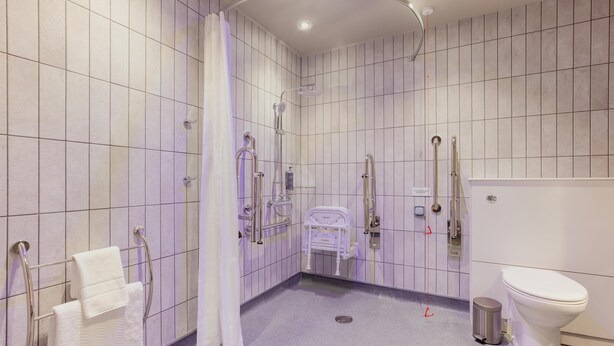 Standard Double Room, Roll-in Shower | Bathroom - Premier Inn Tamworth South (Tamworth)