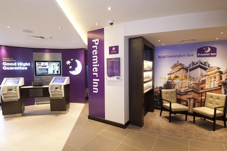 Recepção. Premier Inn Leamington Spa Town Centre