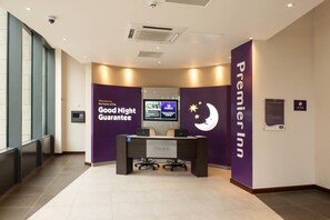 Reception - Premier Inn Birmingham Longbridge (Birmingham)