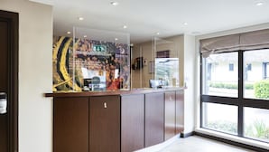 Reception - Premier Inn Bournemouth/Ferndown (Ferndown)