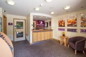 Reception - Premier Inn Bournemouth East - Boscombe (Bournemouth)