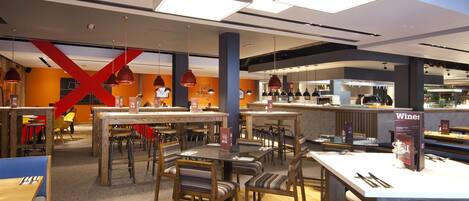 Un ristorante moderno con tavoli e sedie in legno, un'area bar e un espositore per il menu con la scritta 'Wines'.