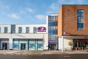 Exterior - Premier Inn Trowbridge (Trowbridge)