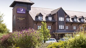 Un bâtiment en briques avec une enseigne « Premier Inn » au niveau de Lakeland Gate.