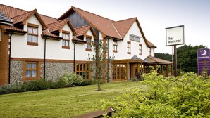 Ein Hotel im traditionellen europäischen Baustil, mit einer Steinfassade und zahlreichen Fenstern.
