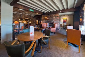 Dining - Premier Inn Cambridge North - Girton (Cambridge)