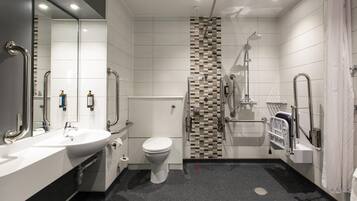 Un bagno moderno con doccia, toilette e lavabo.
