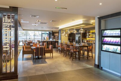 雷克瑟姆市中心普瑞米尔酒店