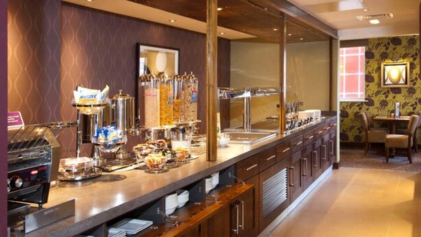Un buffet proposant une variété de plats et un coin café.