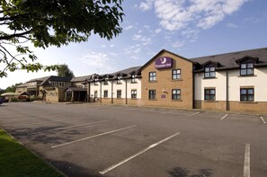 Exterior - Premier Inn Cardiff West (Cardiff)