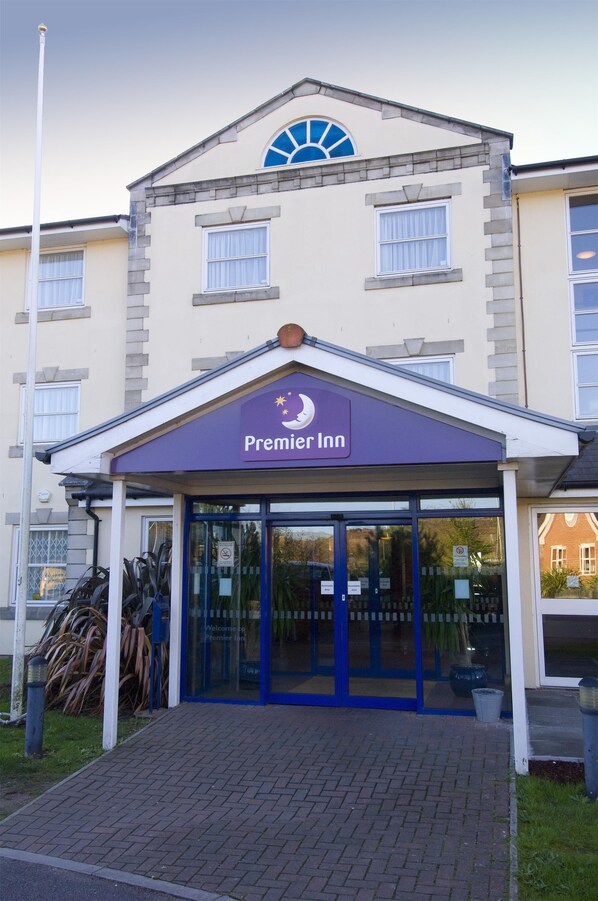 Exterior - Premier Inn Bridgend Central (Bridgend)
