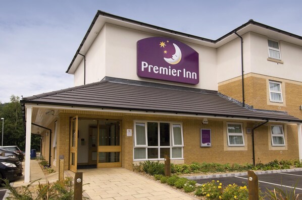 A Premier Inn hotel with a clear entrance, a parking area, and a signboard. - Premier Inn Llantrisant (Pontyclun)
