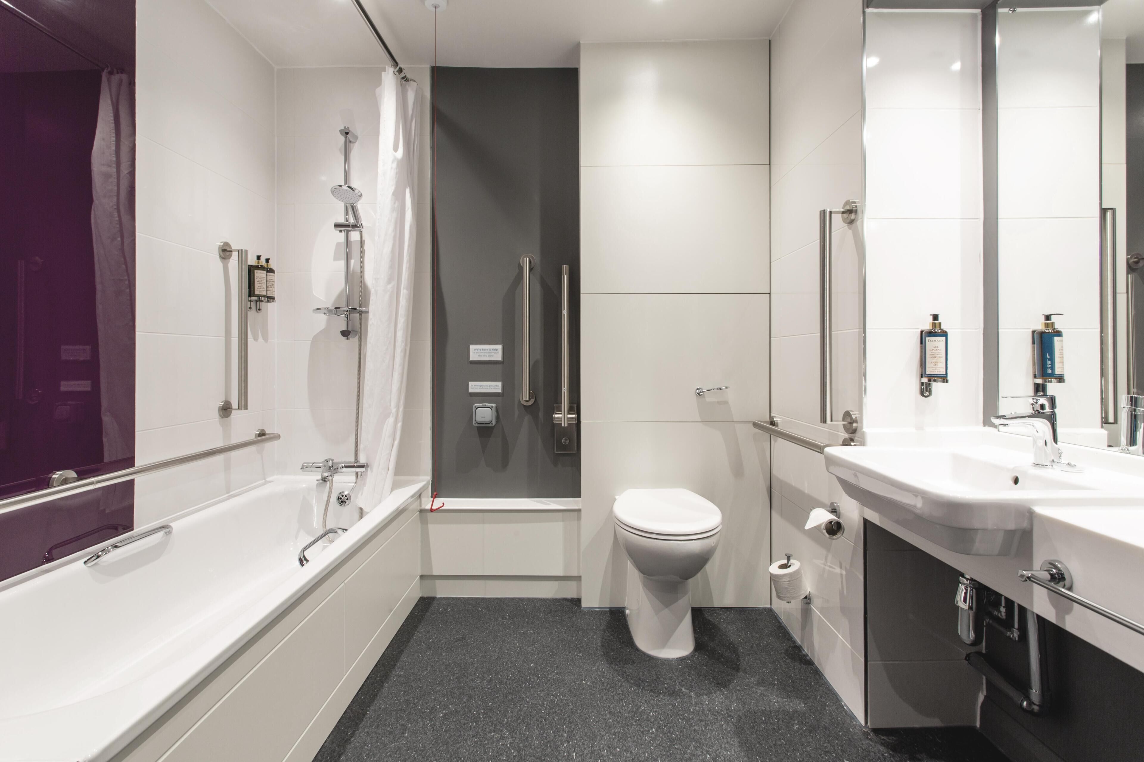 Une salle de bain moderne équipée d’une baignoire, de toilettes et d’une douche.