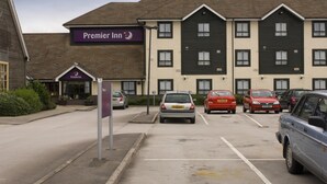 A hotel with a sign reading 'Premier Inn' and a parking lot with several cars. - Premier Inn Doncaster - Lakeside (Doncaster)