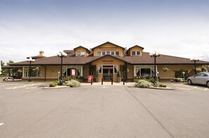 A hotel named 'The Anchor' with a central entrance, a parking lot, and a clear sky. - Premier Inn Scunthorpe (Scunthorpe)