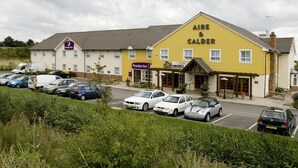 A hotel with multiple rooms, a parking lot, and a sign for 'Premier Inn.' - Premier Inn Goole (Goole)