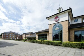 Exterior - Premier Inn Doncaster Central East (Doncaster)