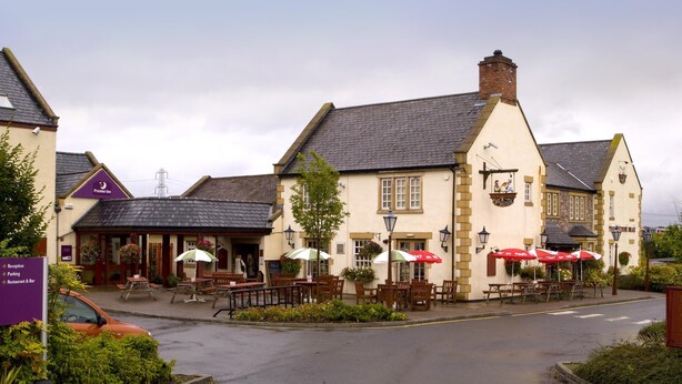 A traditional building with a pub, outdoor seating, and a reception area. - Premier Inn Edinburgh A1 - Newcraighall (Musselburgh)