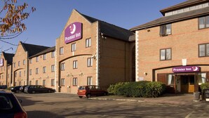 Un hôtel reconnaissable à son grand panneau « Premier Inn », doté de nombreux espaces de stationnement et d’une façade en briques.