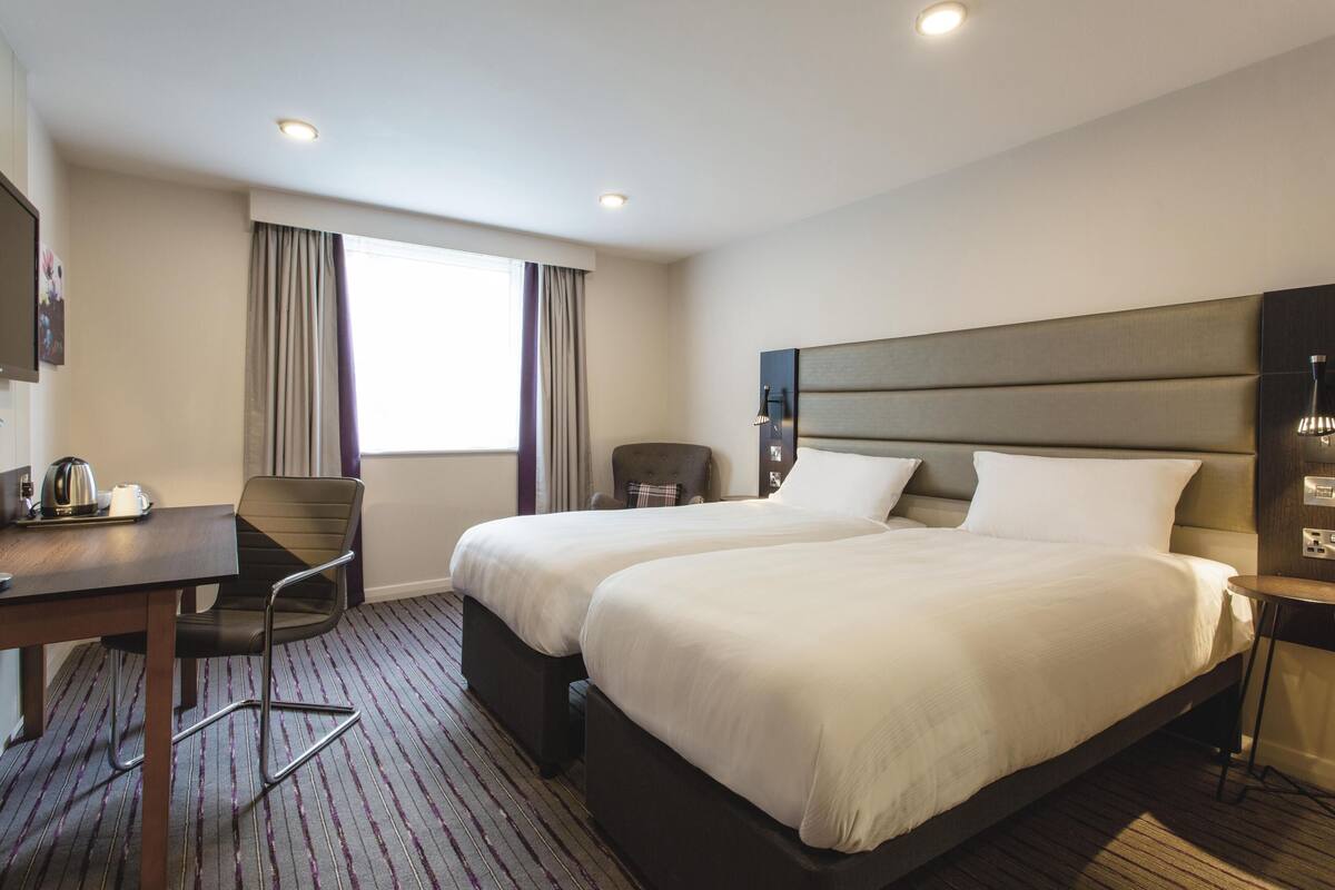 Standard Twin Room, Roll-in Shower