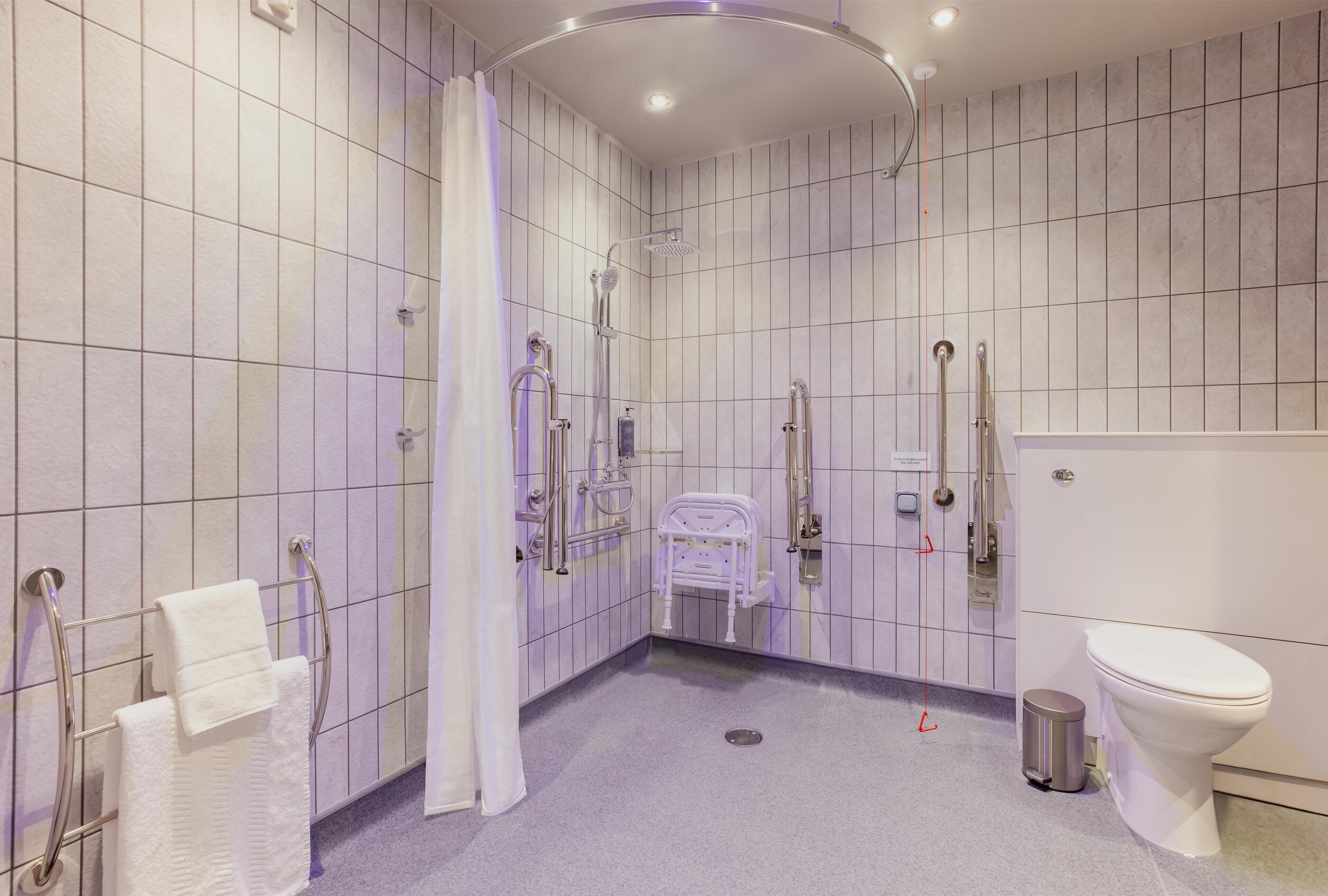 Standard-Doppelzimmer, rollstuhlgeeignete Dusche | Badezimmer