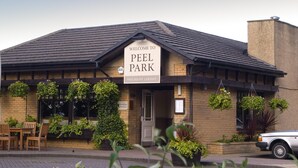 A building with a sign reading 'Welcome to Peel Park' and 'Free House Carvery.' - Premier Inn Glasgow East Kilbride Peel Pk (Glasgow)