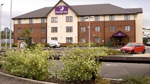 Egy feltűnő Premier Inn felirattal ellátott szálloda, parkolóval és a közelben található egy pub-étterem.