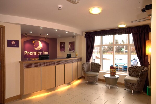Reception - Premier Inn Dumbarton/Loch Lomond (Dumbarton)