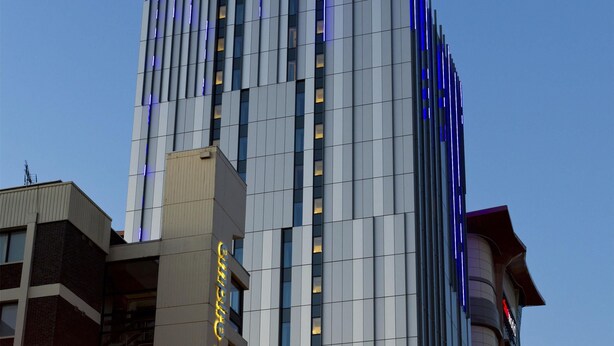 A modern hotel with a vertical design, multiple floors, and a prominent entrance with a sign. - Premier Inn Glasgow Cc Buchanan Galleries (Glasgow)