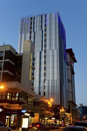 A modern hotel with a vertical design, multiple floors, and a prominent entrance with a sign. - Premier Inn Glasgow Cc Buchanan Galleries (Glasgow)