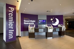 Reception - Premier Inn Glasgow Pacific Quay (Glasgow)