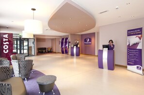 Reception - Premier Inn High Wycombe Central (High Wycombe)