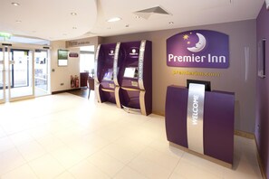 Reception - Premier Inn Inverness Centre - River Ness (Inverness)
