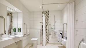 Quarto casal standard, chuveiro com barras de apoio | Banheiro