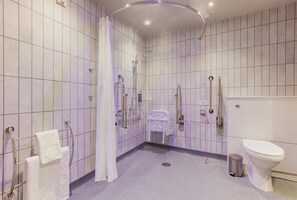Standard-Doppelzimmer, rollstuhlgeeignete Dusche | Barrierefreies Bad