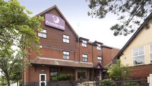 Un hotel Premier Inn con facciata in mattoni, numerose finestre e un cartello.