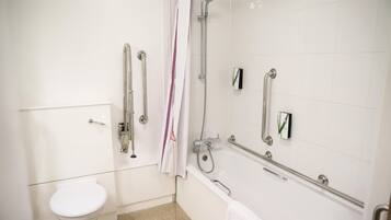 Habitación doble estándar, tina para personas con discapacidad | Baño para personas con discapacidad