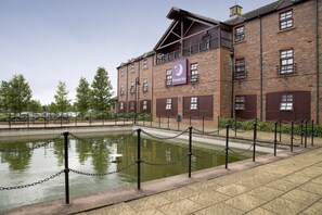 Exterior - Premier Inn Milton Keynes Sw - Furzton Lake (Milton Keynes)